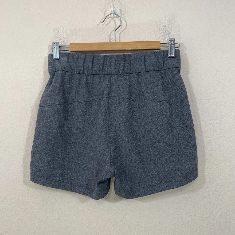 Lululemon Women's Shorts Size 4 Gray Stretch  Drawstring Waist Activewear 2.5